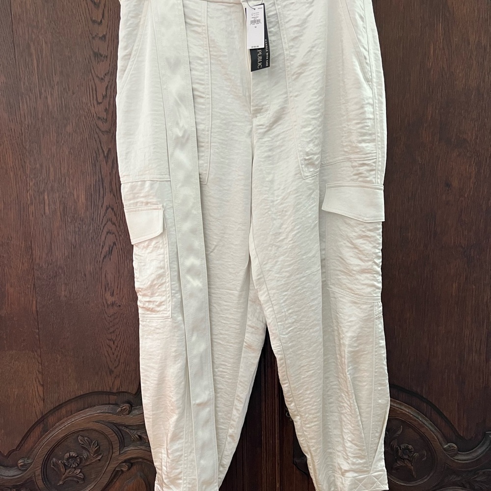 Banana Republic White satin pants
Gorgeous 🤍